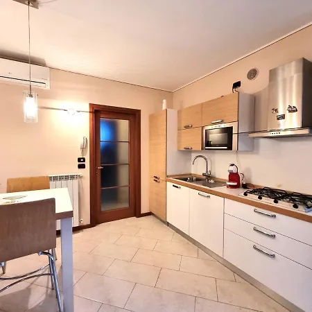 Shanti's Apartment-by Goccia Di Lago شقة بادينغي سول غاردا