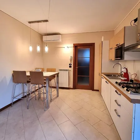 Shanti's Apartment-by Goccia Di Lago شقة